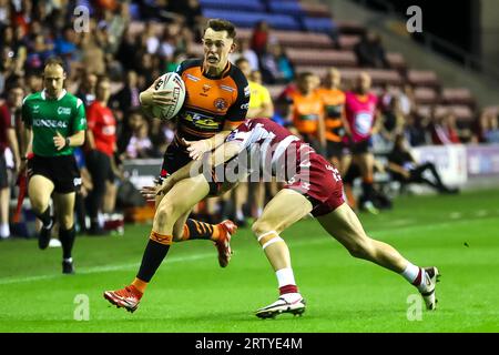 Wigan, Royaume-Uni. 15 septembre 2023. JAI Field of Wigan affronte les Castlefords Jack Broadbent *** lors du match de Betfred Super League entre Wigan Warriors et Castleford Tigers au DW Stadium de Wigan, en Angleterre, le 15 septembre 2023. Photo de Simon Hall. Usage éditorial uniquement, licence requise pour un usage commercial. Aucune utilisation dans les Paris, les jeux ou les publications d'un seul club/ligue/joueur. Crédit : UK Sports pics Ltd/Alamy Live News Banque D'Images