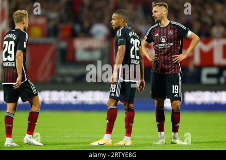 Nuremberg, Allemagne. 15 septembre 2023. Football : 2e Bundesliga, 1e FC Nuremberg - SpVgg Greuther Fürth, Journée 6, Max Morlock Stadium. Les joueurs de Nuremberg Tim Handwerker (de gauche à droite), Jan Gyamerah et Florian Hübner réagissent après le coup de sifflet final. Crédit : Daniel Löb/dpa - NOTE IMPORTANTE: conformément aux exigences de la DFL Deutsche Fußball Liga et de la DFB Deutscher Fußball-Bund, il est interdit d’utiliser ou de faire utiliser des photographies prises dans le stade et/ou le match sous forme de séquences et/ou de séries de photos de type vidéo./dpa/Alamy Live News Banque D'Images