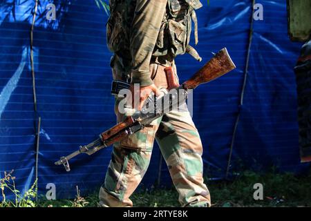 Srinagar Cachemire, Inde. 15 septembre 2023. Un soldat de l'armée indienne porte son fusil d'assaut près du site d'une fusillade entre les militants et les forces de sécurité qui est entré le troisième jour dans le village de Kokernag à Gadole, dans le district d'Anantnag. Quatre membres des forces de sécurité, dont un colonel de l'armée indienne, un major et un surintendant adjoint de la police du Jammu-et-Cachemire et un soldat, ont perdu la vie dans une fusillade en cours, ont déclaré des responsables. Le 15 septembre 2023 à Srinagar Cachemire, Inde. (Image de crédit : © Firdous Nazir/eyepix via ZUMA Press Wire) USAGE ÉDITORIAL SEULEMENT! Non destiné à UN USAGE commercial ! Banque D'Images