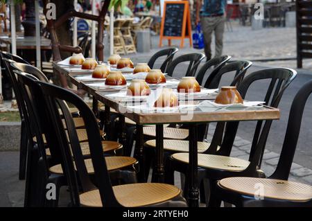 Coffe CUPS sur les tables de café dans la rue. Versailles, France Banque D'Images