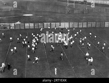 Boston, Massachusetts : 28 avril 1925 l'équipe de football de Harvard à l'entraînement au Soldiers Field vu du haut du stade. Banque D'Images