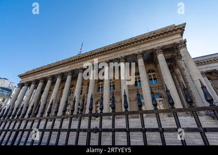 Vue extérieure de la façade du Palais Brongniart, bâtiment qui abritait auparavant la Bourse de Paris. Concepts de marchés financiers Banque D'Images