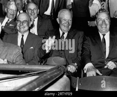 Washington, D.C. le 6 juin 1961 les participants au jour J assistent au match de baseball Washington-Cleveland à l'occasion de l'anniversaire du jour J. Au premier rang, G-D, se trouvent le général Jimmy Doolittle, Dwight Eisenhower et E.R. Quesada, président des sénateurs de Washington. Le général Maxwell Taylor est à l'arrière et entre Doolittle et Eisenhower. Banque D'Images