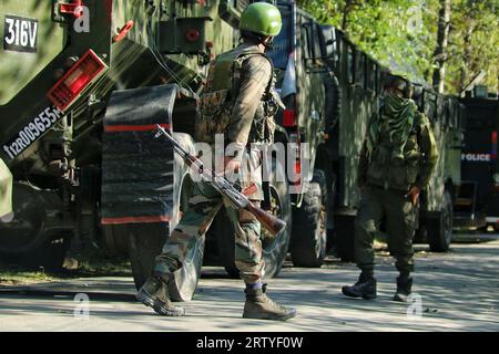 15 septembre 2023, Srinagar Cachemire, Inde : un soldat de l'armée indienne porte son fusil d'assaut près du site d'une fusillade entre militants et forces de sécurité qui est entré le troisième jour dans le village de Kokernag à Gadole dans le district d'Anantnag. Quatre membres des forces de sécurité, dont un colonel de l'armée indienne, un major et un surintendant adjoint de la police du Jammu-et-Cachemire et un soldat, ont perdu la vie dans une fusillade en cours, ont déclaré des responsables. Le 15 septembre 2023 à Srinagar Cachemire, Inde. (Photo de Firdous Nazir/Eyepix Group/Sipa USA) Banque D'Images