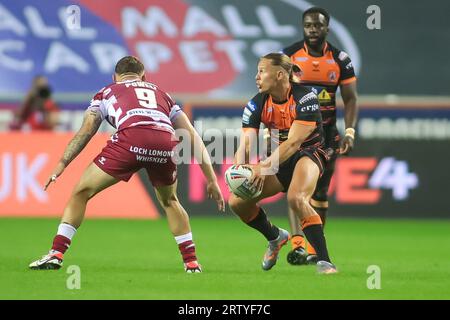 Wigan, Royaume-Uni. 15 septembre 2023. Jacob Miller de Castleford court à la défense de Wigan *** lors du match de Betfred Super League entre Wigan Warriors et Castleford Tigers au DW Stadium, Wigan, Angleterre, le 15 septembre 2023. Photo de Simon Hall. Usage éditorial uniquement, licence requise pour un usage commercial. Aucune utilisation dans les Paris, les jeux ou les publications d'un seul club/ligue/joueur. Crédit : UK Sports pics Ltd/Alamy Live News Banque D'Images