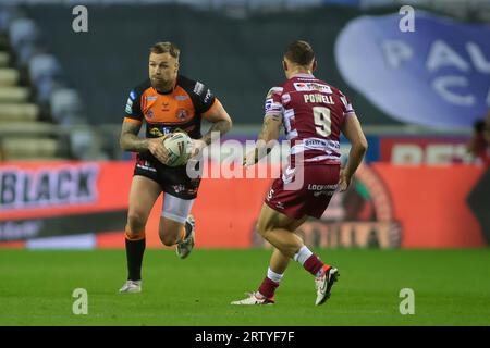 Wigan, Royaume-Uni. 15 septembre 2023. Blake Austin de Castleford court à la défense de Wigan *** lors du match de Betfred Super League entre Wigan Warriors et Castleford Tigers au DW Stadium, Wigan, Angleterre, le 15 septembre 2023. Photo de Simon Hall. Usage éditorial uniquement, licence requise pour un usage commercial. Aucune utilisation dans les Paris, les jeux ou les publications d'un seul club/ligue/joueur. Crédit : UK Sports pics Ltd/Alamy Live News Banque D'Images