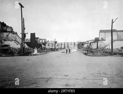 Tulsa, Oklahoma juin, 1921 les ruines du quartier de Greenwood, propriété noire, après les émeutes raciales du 1 juin. Banque D'Images