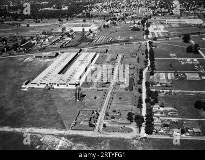 Little Rock, Arkansas : c. 1939 vue aérienne de l'aéroport de Little Rock et de la tour avec la ville en arrière-plan. Banque D'Images