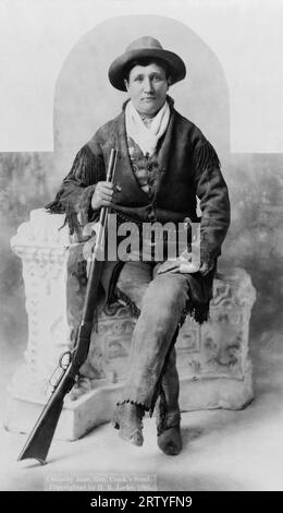 États-Unis 1895 Un portrait de l'éclaireuse du général Crook, Martha Canary, aussi connue sous le nom de « Calamity Jane », assise avec un fusil Banque D'Images