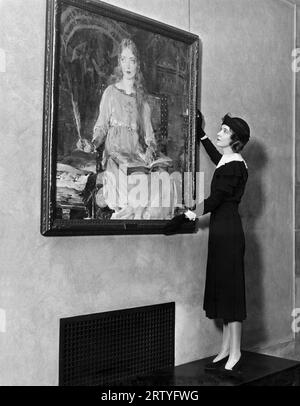 Chicago, Illinois 21 octobre 1930 Lillian GISH voit la peinture d'elle-même de l'artiste Nicolai Fechin à l'Art Institute de Chicago. GISH est la seule actrice vivante dont le portrait fait partie intégrante de la collection. Banque D'Images