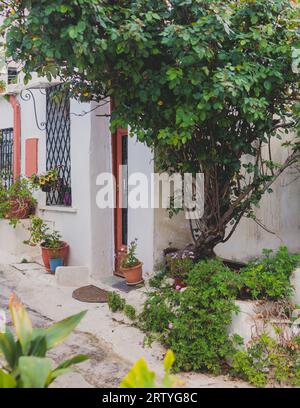 Anafiotika village vue sur la rue dans le quartier historique du quartier Plaka, Attique, Athènes, Grèce, avec une traditionnelle maison grecque colorée dans un endroit ensoleillé Banque D'Images