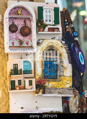 Vue de souvenirs touristiques traditionnels et cadeaux d'Athènes, Attique, Grèce avec aimants de réfrigérateur avec texte 'Grèce', 'Athènes' et porte-clés porte-clés, dans Banque D'Images