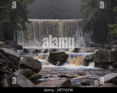 Dziki Wodospad - Cascade sauvage (Parc national de Karkonosze (montagnes de Karkonosze, montagnes des Sudètes, voïvodie de Basse-Silésie, République de Pologne) Banque D'Images