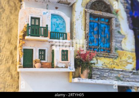 Vue de souvenirs touristiques traditionnels et cadeaux d'Athènes, Attique, Grèce avec aimants de réfrigérateur avec texte 'Grèce', 'Athènes' et porte-clés porte-clés, dans Banque D'Images