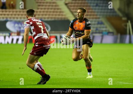 Wigan, Royaume-Uni. 15 septembre 2023. Greg Eden court à la Défense de Wigan *** lors du match de Betfred Super League entre les Wigan Warriors et les Castleford Tigers au DW Stadium de Wigan, en Angleterre, le 15 septembre 2023. Photo de Simon Hall. Usage éditorial uniquement, licence requise pour un usage commercial. Aucune utilisation dans les Paris, les jeux ou les publications d'un seul club/ligue/joueur. Crédit : UK Sports pics Ltd/Alamy Live News Banque D'Images