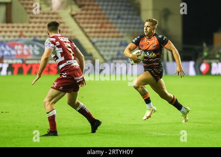 Wigan, Royaume-Uni. 15 septembre 2023. Greg Eden IF Castleford court à la défense de Wigan *** lors du match de Betfred Super League entre Wigan Warriors et Castleford Tigers au DW Stadium, Wigan, Angleterre le 15 septembre 2023. Photo de Simon Hall. Usage éditorial uniquement, licence requise pour un usage commercial. Aucune utilisation dans les Paris, les jeux ou les publications d'un seul club/ligue/joueur. Crédit : UK Sports pics Ltd/Alamy Live News Banque D'Images