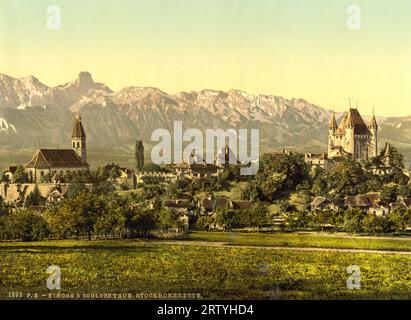 L'église centrale de Thun et le château de Thun, avec vue sur Stockhorn, Berne, Suisse 1890. Banque D'Images