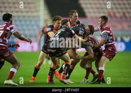 Wigan, Royaume-Uni. 15 septembre 2023. Sam Hall Elliot Wallis Jack Broadbent arrête Liam Marshall de Wigan *** lors du match de Betfred Super League entre Wigan Warriors et Castleford Tigers au DW Stadium, Wigan, Angleterre, le 15 septembre 2023. Photo de Simon Hall. Usage éditorial uniquement, licence requise pour un usage commercial. Aucune utilisation dans les Paris, les jeux ou les publications d'un seul club/ligue/joueur. Crédit : UK Sports pics Ltd/Alamy Live News Banque D'Images