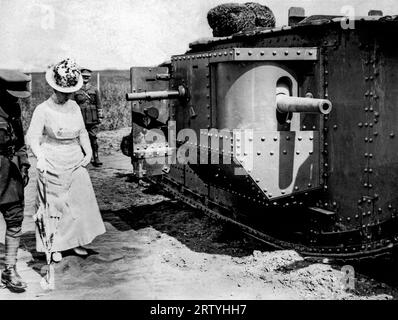 Front occidental, France c. 1917. La reine Mary d'Angleterre inspecte un tankdrome lors d'une visite royale sur le front occidental britannique en France pendant la première Guerre mondiale. Banque D'Images