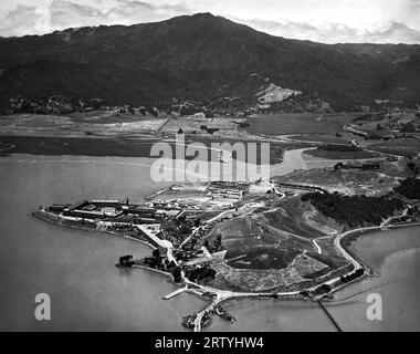 San Quentin, Californie vers 1929. Une vue aérienne de la prison de San Quentin sur San Quentin point sur la baie de San Francisco avec le mont Tamalpais en arrière-plan. Banque D'Images