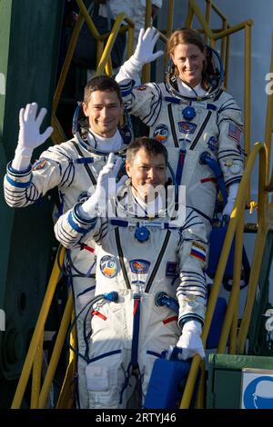 Baïkonour, Kazakhstan. 15 septembre 2023. Les membres de l'équipage de l'expédition 70 l'astronaute de la NASA Loral O'Hara, TOP, et les cosmonautes Roscosmos Nikolai Chub, Middle, et Oleg Kononenko font leurs adieux avant de monter à bord du vaisseau spatial Soyouz MS-24 pour son lancement le vendredi 15 septembre 2023 au cosmodrome de Baïkonour au Kazakhstan. Le lancement de la fusée Soyouz enverra le trio en mission à la Station spatiale internationale. NASA photo par Bill Ingalls/UPI crédit : UPI/Alamy Live News Banque D'Images