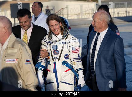 L'astronaute de la NASA Loral O'Hara, membre de l'équipage de l'expédition 70, marche avec Joel Montalbano, directeur du programme de la Station spatiale internationale de la NASA, à gauche, et Ken Bowersox, administrateur associé de la Direction des missions spatiales de la NASA, à droite, avant d'embarquer sur le vaisseau spatial Soyouz MS-24 pour être lancé avec ses camarades d'équipage Roscosmonautes Nikolai Chub et Oleg Kononenko, le vendredi 15 septembre 2023, au cosmodrome de Baïkonour au Kazakhstan. Le lancement de la fusée Soyouz enverra le trio en mission à la Station spatiale internationale. Photo NASA par Bill Ingalls/UPI Banque D'Images