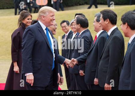 Le président Donald J. Trump et la première dame Melania Trump participent à une cérémonie de bienvenue en Corée du Sud | 7 novembre 2017 (Official White House Pho Banque D'Images