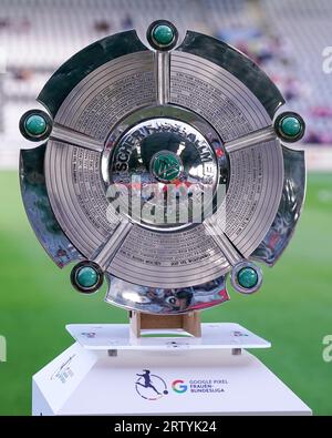Freiburg, Allemagne. 15 septembre 2023. Freiburg, Allemagne, 15 septembre 2023 : trophée de championnat présenté avant le match de football Google Pixel Frauen-Bundesliga entre le SC Freiburg et le FC Bayern Munich au Dreisamstadion à Fribourg, en Allemagne. (Daniela Porcelli/SPP) crédit : SPP Sport Press photo. /Alamy Live News Banque D'Images