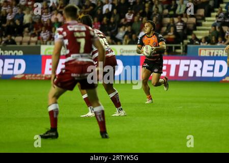 Wigan, Royaume-Uni. 15 septembre 2023. Liam Horne de Castleford court à la défense de Wigan *** lors du match de Betfred Super League entre Wigan Warriors et Castleford Tigers au DW Stadium, Wigan, Angleterre, le 15 septembre 2023. Photo de Simon Hall. Usage éditorial uniquement, licence requise pour un usage commercial. Aucune utilisation dans les Paris, les jeux ou les publications d'un seul club/ligue/joueur. Crédit : UK Sports pics Ltd/Alamy Live News Banque D'Images