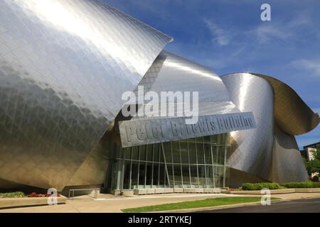 Construit en 2002, le Peter B. Lewis Building a été conçu par l'architecte Frank Gehry pour la case Western Reserve University. Banque D'Images