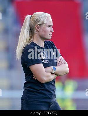 Freiburg, Allemagne. 15 septembre 2023. Freiburg, Allemagne, 15 septembre 2023 : entraîneur du SC Freiburg Theresa Merk lors du match de football Google Pixel Frauen-Bundesliga entre le SC Freiburg et le FC Bayern Munich au Dreisamstadion à Fribourg, Allemagne. (Daniela Porcelli/SPP) crédit : SPP Sport Press photo. /Alamy Live News Banque D'Images