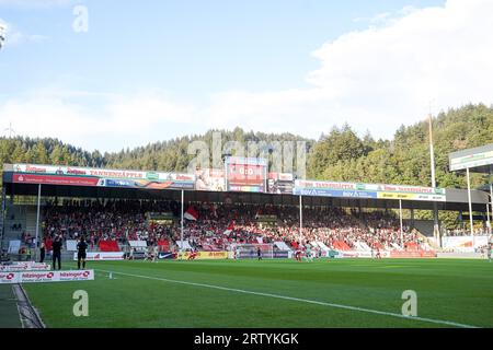 Freiburg, Allemagne. 15 septembre 2023. Freiburg, Allemagne, 15 septembre 2023 : les supporters de Fribourg lors du match de football Google Pixel Frauen-Bundesliga entre le SC Freiburg et le FC Bayern Munich au Dreisamstadion à Fribourg, en Allemagne. (Daniela Porcelli/SPP) crédit : SPP Sport Press photo. /Alamy Live News Banque D'Images