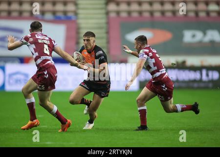 Wigan, Royaume-Uni. 15 septembre 2023. Alex Mellor court à la défense de Wigan *** lors du match de Betfred Super League entre Wigan Warriors et Castleford Tigers au DW Stadium, Wigan, Angleterre le 15 septembre 2023. Photo de Simon Hall. Usage éditorial uniquement, licence requise pour un usage commercial. Aucune utilisation dans les Paris, les jeux ou les publications d'un seul club/ligue/joueur. Crédit : UK Sports pics Ltd/Alamy Live News Banque D'Images