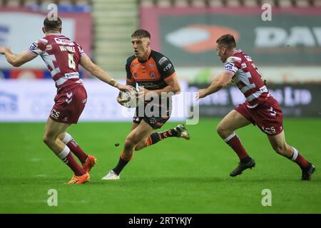 Wigan, Royaume-Uni. 15 septembre 2023. Alex Mellor de Castleford court à la défense de Wigan *** lors du match de Betfred Super League entre Wigan Warriors et Castleford Tigers au DW Stadium, Wigan, Angleterre, le 15 septembre 2023. Photo de Simon Hall. Usage éditorial uniquement, licence requise pour un usage commercial. Aucune utilisation dans les Paris, les jeux ou les publications d'un seul club/ligue/joueur. Crédit : UK Sports pics Ltd/Alamy Live News Banque D'Images