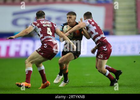 Wigan, Royaume-Uni. 15 septembre 2023. Alex Mellor est affronté par Wigan *** lors du match de Betfred Super League entre Wigan Warriors et Castleford Tigers au DW Stadium de Wigan, en Angleterre, le 15 septembre 2023. Photo de Simon Hall. Usage éditorial uniquement, licence requise pour un usage commercial. Aucune utilisation dans les Paris, les jeux ou les publications d'un seul club/ligue/joueur. Crédit : UK Sports pics Ltd/Alamy Live News Banque D'Images