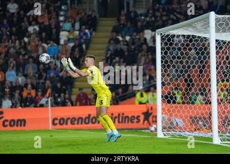 Hull, Royaume-Uni. 15 septembre 2023. EFL Championship football League : Hull City AFC contre Coventry City FC. Ben Wilson, gardien de Coventry City bloque un tir. Crédit Paul Whitehurst/Alamy Live News Banque D'Images