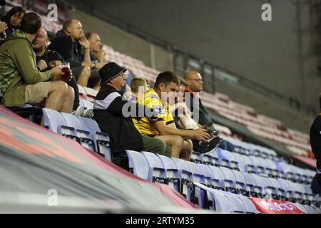 Wigan, Royaume-Uni. 15 septembre 2023. Les fans anxieux de Castleford vérifient les détails du score de leurs rivaux de relégation Wakefield*** lors du match de Betfred Super League entre Wigan Warriors et Castleford Tigers au DW Stadium, Wigan, Angleterre, le 15 septembre 2023. Photo de Simon Hall. Usage éditorial uniquement, licence requise pour un usage commercial. Aucune utilisation dans les Paris, les jeux ou les publications d'un seul club/ligue/joueur. Crédit : UK Sports pics Ltd/Alamy Live News Banque D'Images