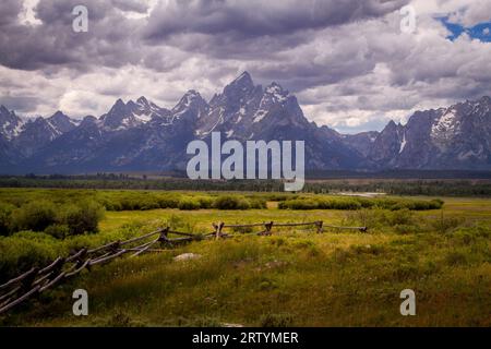 Vue d'une vallée de la montagne Grand Teton prise du site historique de la cabane de cunningham Banque D'Images