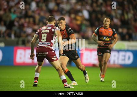 Wigan, Royaume-Uni. 15 septembre 2023. Alex Mellor de Castleford court contre Sam Powell de Wigan *** lors du match de Betfred Super League entre Wigan Warriors et Castleford Tigers au DW Stadium, Wigan, Angleterre, le 15 septembre 2023. Photo de Simon Hall. Usage éditorial uniquement, licence requise pour un usage commercial. Aucune utilisation dans les Paris, les jeux ou les publications d'un seul club/ligue/joueur. Crédit : UK Sports pics Ltd/Alamy Live News Banque D'Images