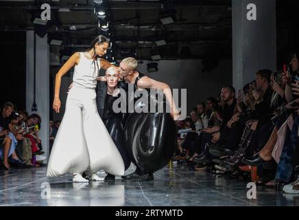 Modèles sur la passerelle pendant le spectacle HARRI au Newgen Catwalk Space, The Old Selfridges Hotel, Londres, pendant la Fashion week de Londres 2023. Date de la photo : Vendredi 15 septembre 2023. Banque D'Images