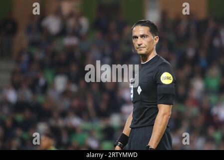 Groningen, pays-Bas. 15 septembre 2023. GRONINGEN, PAYS-BAS - SEPTEMBRE 15 : l'arbitre Serdar Gozubuyuk regarde lors du match néerlandais Keuken Kampioen Divisie entre le FC Groningen et ado Den Haag à Euroborg le 15 septembre 2023 à Groningen, pays-Bas (photo Pieter van der Woude/ Orange Pictures) crédit : Orange pics BV/Alamy Live News Banque D'Images