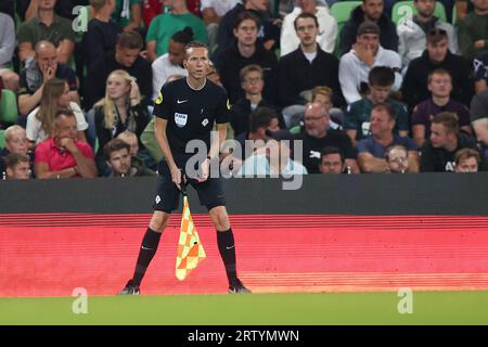 Groningen, pays-Bas. 15 septembre 2023. GRONINGEN, PAYS-BAS - SEPTEMBRE 15 : l'arbitre assistant Johan Balder réagit lors du match néerlandais Keuken Kampioen Divisie entre le FC Groningen et ado Den Haag à Euroborg le 15 septembre 2023 à Groningen, pays-Bas (photo de Pieter van der Woude/ Orange Pictures) crédit : Orange pics BV/Alamy Live News Banque D'Images