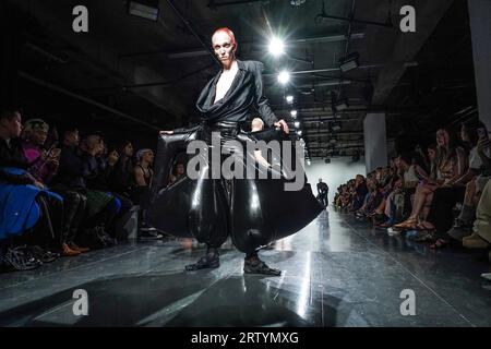 Modèles sur la passerelle pendant le spectacle HARRI au Newgen Catwalk Space, The Old Selfridges Hotel, Londres, pendant la Fashion week de Londres 2023. Date de la photo : Vendredi 15 septembre 2023. Banque D'Images