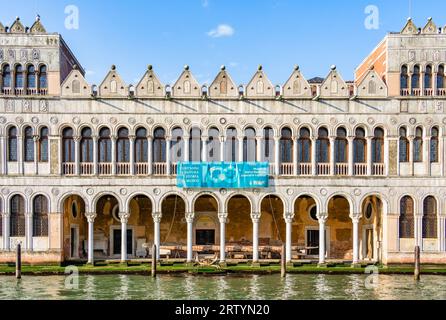 Venise, Italie - Mai 31 2023 : vue depuis le Grand Canal avec la façade du Musée d'Histoire naturelle (Museo di Storia Naturale di Venezia) à Fondaco dei Banque D'Images