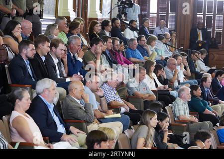 Austin, États-Unis. 15 septembre 2023. Les membres du public écoutent depuis la tribune du Sénat pendant les plaidoiries finales alors que les deux parties se sont reposées dans le procès de destitution du procureur général du Texas Ken Paxton au Sénat du Texas le 15 septembre 2023. Le jury délibère sur les charges vendredi après-midi. Crédit : Bob Daemmrich/Alamy Live News Banque D'Images