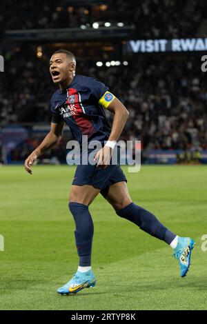 Paris, France. 15 septembre 2023. PARIS, FRANCE - 15 SEPTEMBRE : Kylian Mbappé du PSG célèbre après avoir marqué un but lors d'un match entre le PSG et Nice dans le cadre de la Ligue 1 au Parc des Princes le 15 septembre 2023 à Paris. (Photo de Jose Prestes/Pximages) crédit : PX Images/Alamy Live News Banque D'Images