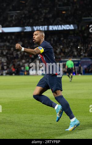 Paris, France. 15 septembre 2023. PARIS, FRANCE - 15 SEPTEMBRE : Kylian Mbappé du PSG célèbre après avoir marqué un but lors d'un match entre le PSG et Nice dans le cadre de la Ligue 1 au Parc des Princes le 15 septembre 2023 à Paris. (Photo de Jose Prestes/Pximages) crédit : PX Images/Alamy Live News Banque D'Images