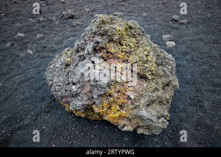 Scories volcaniques, lave, pierre colorée avec des résidus de soufre sur le socle volcanique du volcan Etna, Sicile, Italie Banque D'Images