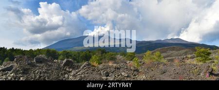 Volcan Etna, volcan fumant, lave avec végétation croissante, nature environnante, Sicile, Italie, Europe. Banque D'Images