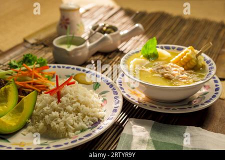 Ajiaco Bogotano o Santafereño Plato típico - plat traditionnel colombien Ajiaco typique de Bogotá qui comprend soupe de pommes de terre, poulet, maïs et avocat Banque D'Images